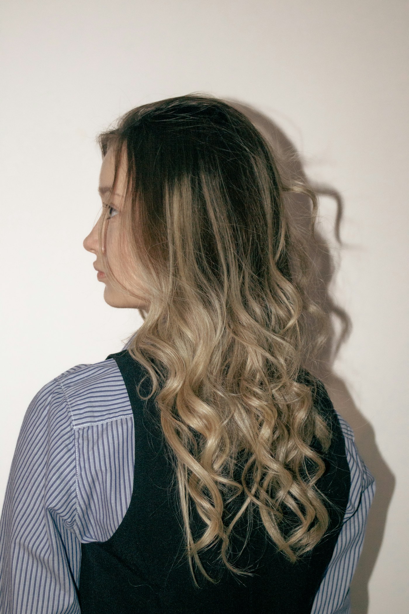 Blonde waves with a shadowed root